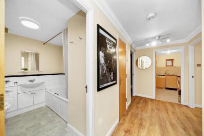 2 Bedroom Riverside Apartment near Canary Wharf! - image 22
