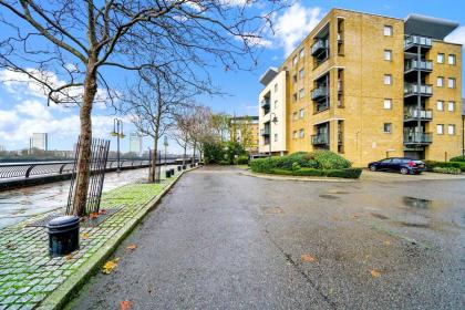 2 Bedroom Riverside Apartment near Canary Wharf! - image 24