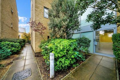 2 Bedroom Riverside Apartment near Canary Wharf! - image 25