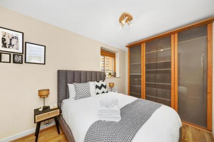 2 Bedroom Riverside Apartment near Canary Wharf! - image 29