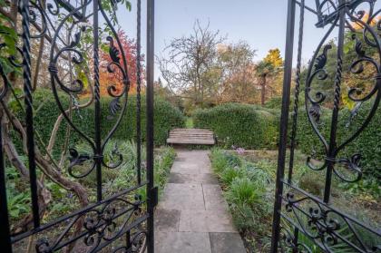 Bright Belgravia Home by UnderTheDoormat - image 24