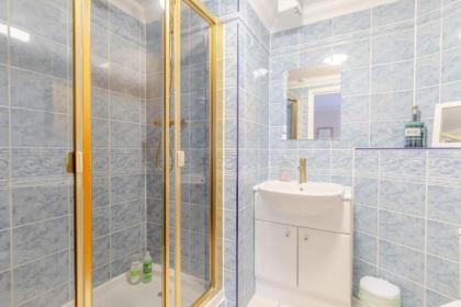 Spacious 3BD Flat - 14 Mins to Buckingham Palace! - image 21