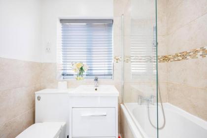 Remarkable 2-Bed House in Barking - image 22