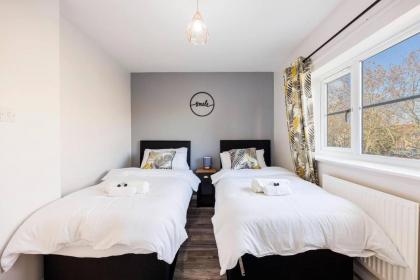 Remarkable 2-Bed House in Barking - image 23