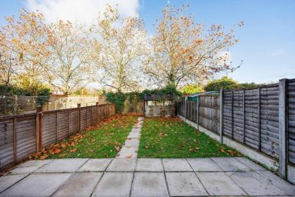 Remarkable 2-Bed House in Barking - image 25