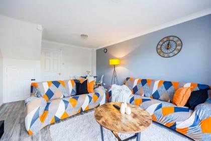 Remarkable 2-Bed House in Barking - image 26