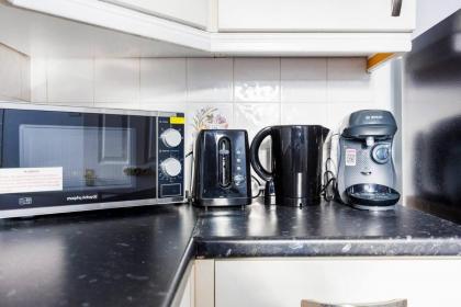 Remarkable 2-Bed House in Barking - image 28