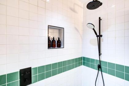Popular1 Bedroom Flat Close to Queens Park with SUPER FAST INTERNET - image 21