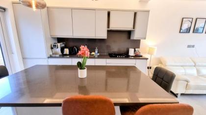 Surbiton Luxury Garden House 19A - image 16