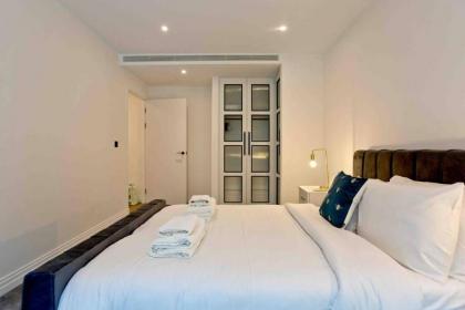 Modern 1 bedroom flat with balcony in Chelsea - image 23
