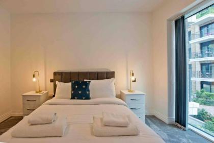 Modern 1 bedroom flat with balcony in Chelsea - image 24