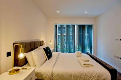 Modern 1 bedroom flat with balcony in Chelsea - image 25