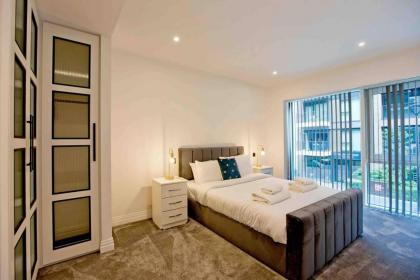 Modern 1 bedroom flat with balcony in Chelsea - image 26