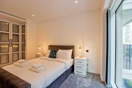 Modern 1 bedroom flat with balcony in Chelsea - image 27