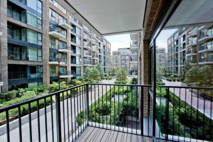 Modern 1 bedroom flat with balcony in Chelsea - image 29