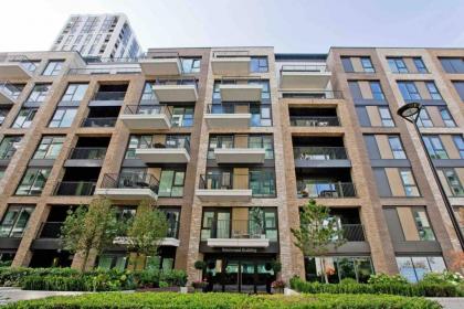Westwood Brand new AC Luxury 2bed 2 bathrooms spacious family unit - image 25