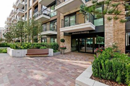 Westwood Brand new AC Luxury 2bed 2 bathrooms spacious family unit - image 26