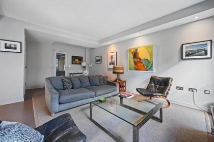 Sleek 2BD Flat wTerrace - 2 Mins from Farringdon! - image 1