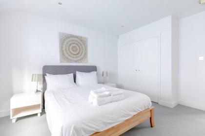 Central & Stylish 2BD Home near Kensington Gardens - image 24