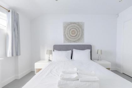 Central & Stylish 2BD Home near Kensington Gardens - image 25