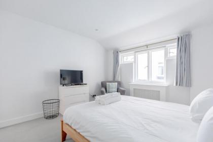 Central & Stylish 2BD Home near Kensington Gardens - image 28