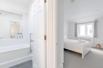 Central & Stylish 2BD Home near Kensington Gardens - image 29