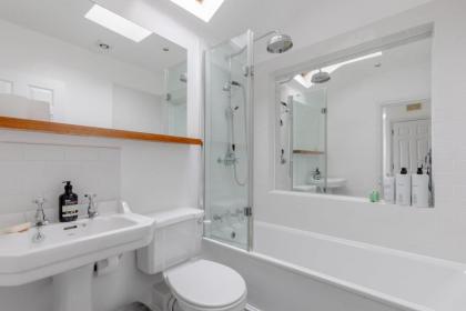 Central & Stylish 2BD Home near Kensington Gardens - image 30