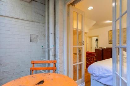 Enchanting 1BD Flat with Garden Knightsbridge! - image 22