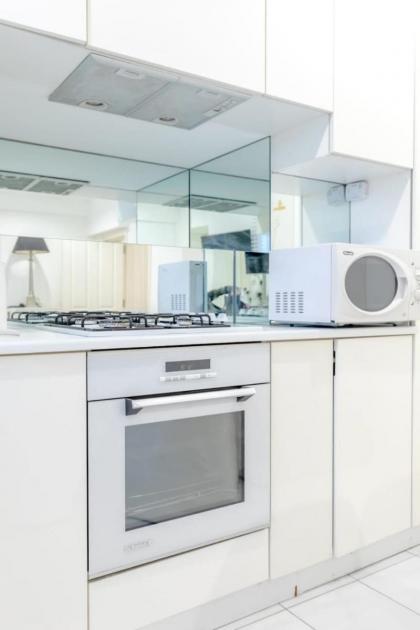 Enchanting 1BD Flat with Garden Knightsbridge! - image 6