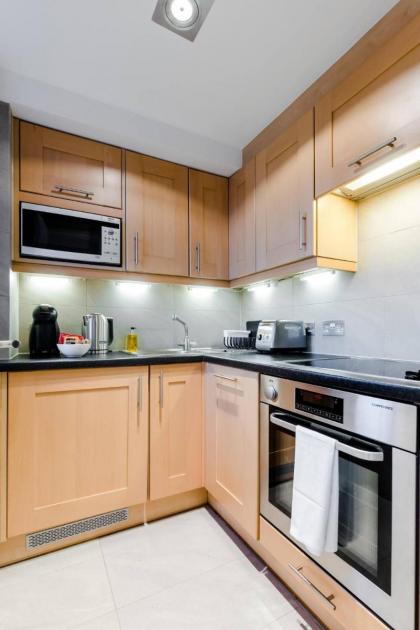 Pass the Keys Panoramic views and luxury beds in Chelsea - image 21