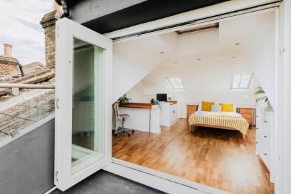 Bright Studio with Balcony Close to Swiss Cottage Tube - image 8