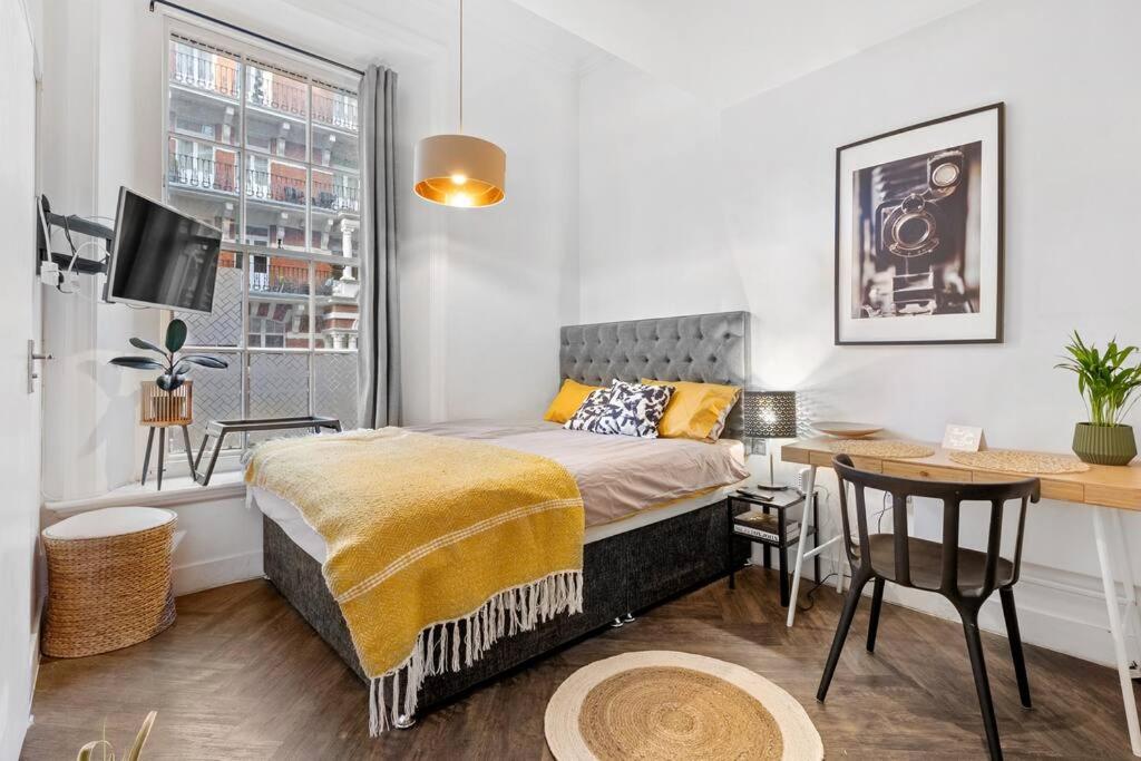A small studio in Kensington Central London - main image