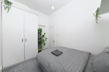 Modern 4-bedroom Apartment in Fulham London - image 11