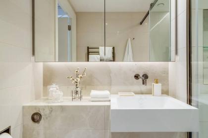 Chic 2-Bedroom Flat with Balcony in the Heart of London Steps from Westfield - image 21