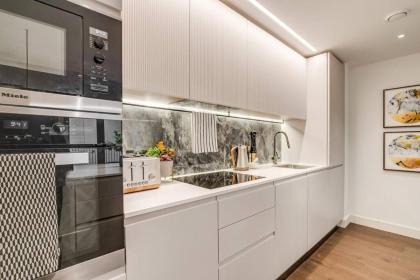 Chic 2-Bedroom Flat with Balcony in the Heart of London Steps from Westfield - image 26