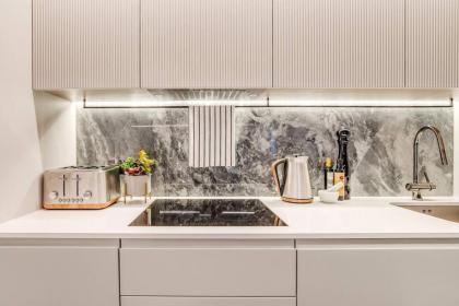 Chic 2-Bedroom Flat with Balcony in the Heart of London Steps from Westfield - image 28