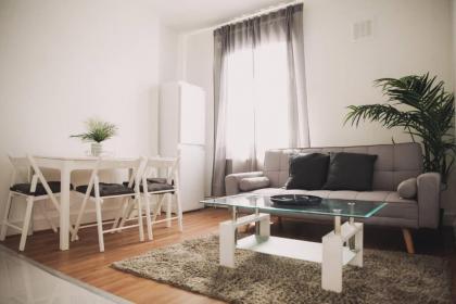 3 bed flat with balcony central - image 21