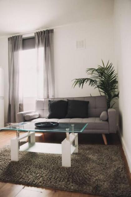 3 bed flat with balcony central - image 22
