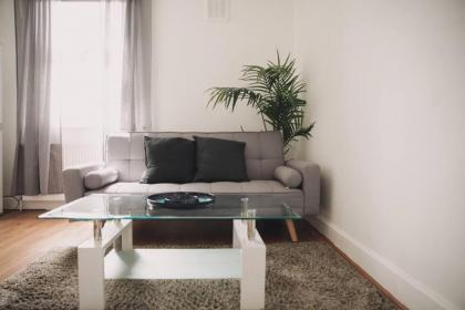3 bed flat with balcony central - image 23