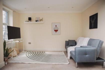 3 bed flat with balcony central - image 24