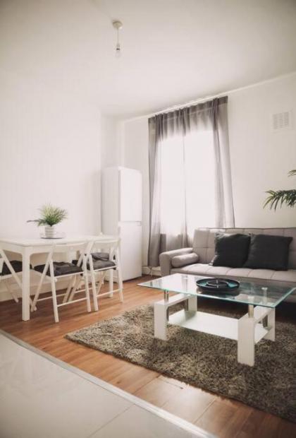 3 bed flat with balcony central - image 25