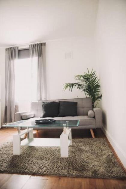 3 bed flat with balcony central - image 26