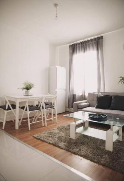 3 bed flat with balcony central - image 27