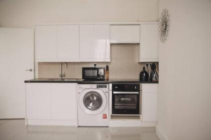 3 bed flat with balcony central - image 30