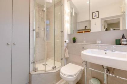 Elegant 1BD Flat in the Heart of Notting Hill! - image 22