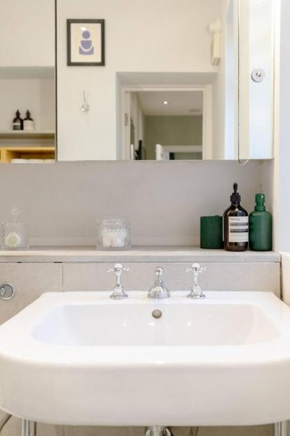 Elegant 1BD Flat in the Heart of Notting Hill! - image 26