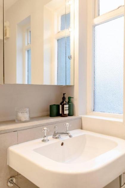 Elegant 1BD Flat in the Heart of Notting Hill! - image 27