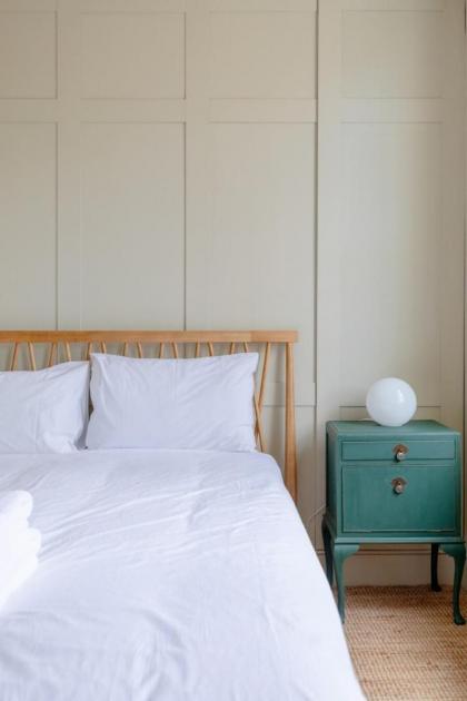 Spacious & Elegant 2BD Victorian Flat - Islington! - image 24