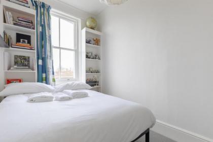 Charming 2BD Hideaway - Caledonian Road Camden! - image 12