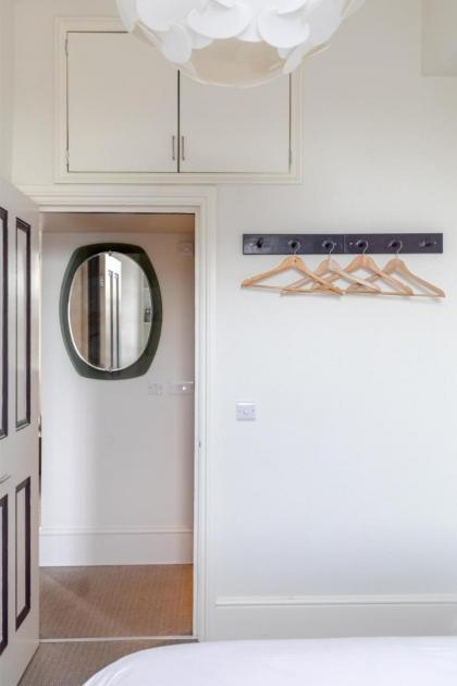 Charming 2BD Hideaway - Caledonian Road Camden! - image 25